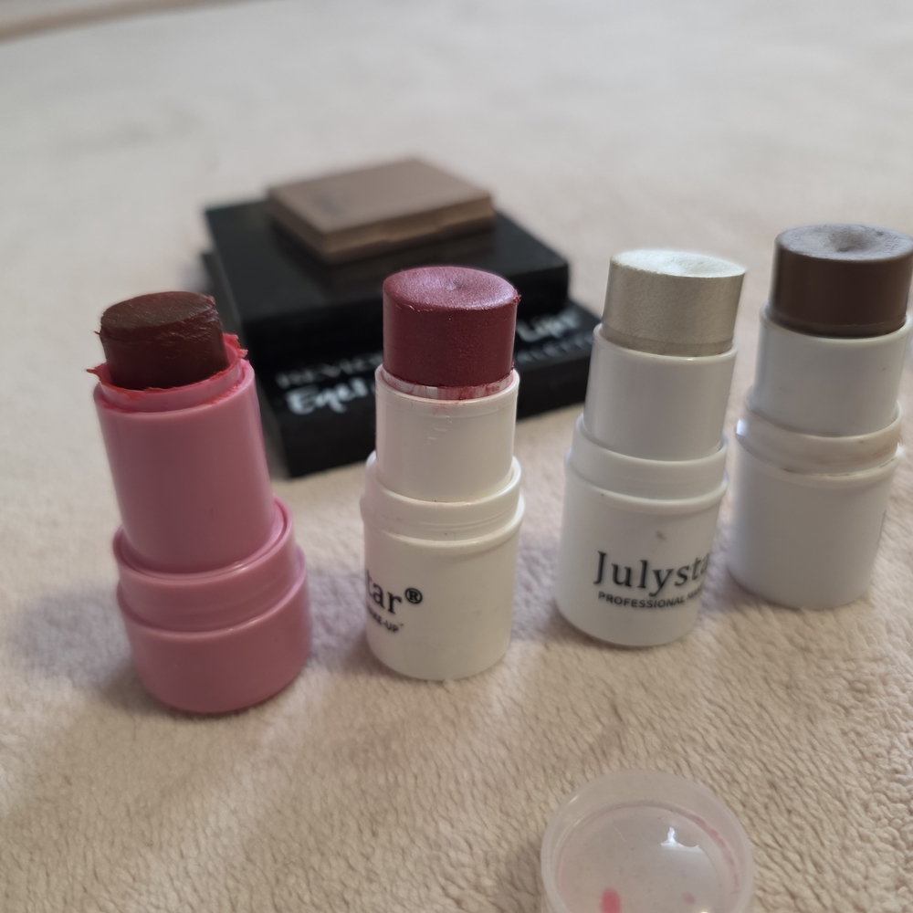 Revlon Multi-Use Palette - Eye, Cheek & Lip - Picture 3 of 4